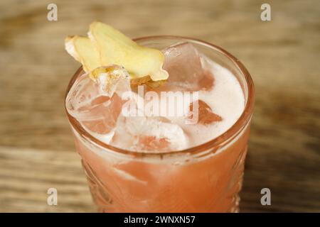 Ein Cocktail mit Birne und Eis auf einem Holztisch Stockfoto