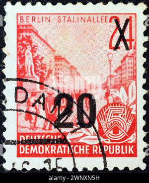 DEUTSCHE DEMOKRATISCHE REPUBLIK - UM 1954: Eine in Deutschland gedruckte Briefmarke aus der Ausgabe „Fünfjahresplan“ zeigt die Stalin Avenue, Berlin Stockfoto