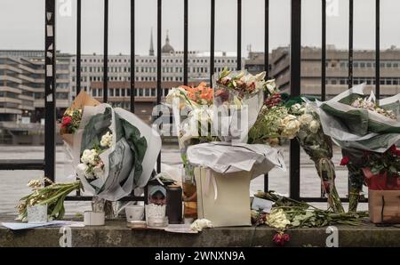 London, Großbritannien - 25. Dezember 2023 - Well-wishers Place Cards und Floral Tributs wurden auf einem Metallzäungeländer über der Themse hinterlassen, um Respec zu zahlen Stockfoto