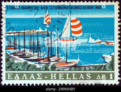 GRIECHENLAND - UM 1969: Ein in Griechenland gedruckter Stempel für die internationale Segelrallye Ägäis zeigt den Yachthafen Vouliagmeni, Attika Stockfoto