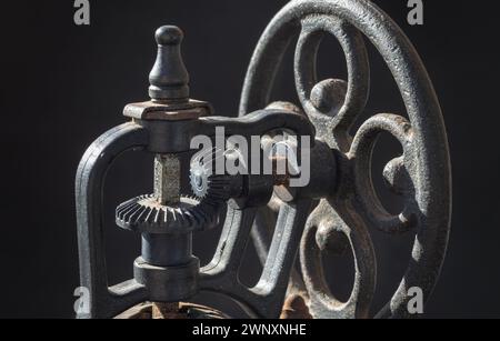 Detail des originalen Metallschüttelrads der antiken Kaffeebohne mit Handkurbel. Nahaufnahme der alten Original Kaffeemühle, Platz für Text, selektiv f Stockfoto