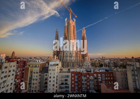 Sonnenuntergang über der Sagrada Família und den Türmen der Evangelisten und Maria (Barcelona, Katalonien, Spanien) ESP: Atardecer sobre la Sagrada Família Stockfoto