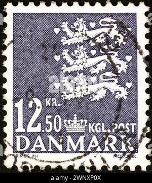 DÄNEMARK - UM 1946: Ein in Dänemark gedruckter Stempel zeigt das nationale Wappen. Stockfoto