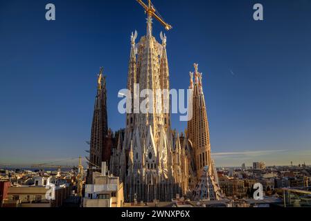 Sonnenuntergang über der Sagrada Família und den Türmen der Evangelisten und Maria (Barcelona, Katalonien, Spanien) ESP: Atardecer sobre la Sagrada Família Stockfoto