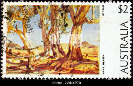 AUSTRALIEN – UM 1974: Eine in Australien gedruckte Marke aus der Ausgabe „Australian Paintings“ zeigt „Red Gums of the Far North“ (1930) Hans Heysen. Stockfoto