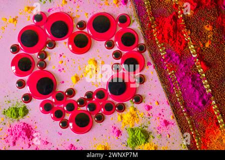 Rangwali Holi, Dhuleti. Bunte Pulverexplosion auf Hintergrund. Farbige Wolke Stockfoto