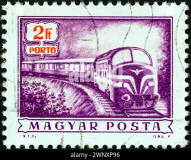 UNGARN - UM 1973: Ein in Ungarn gedruckter Stempel aus der Ausgabe „Postbetrieb“ zeigt einen Dieselpostzug, um 1973. Stockfoto