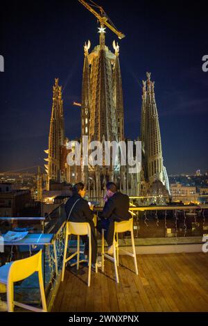 Sagrada Família von einem Hoteldach aus gesehen, bei Nacht (Barcelona, Katalonien, Spanien) ESP: La Sagrada Família vista desde una azotea de un Hotel Stockfoto