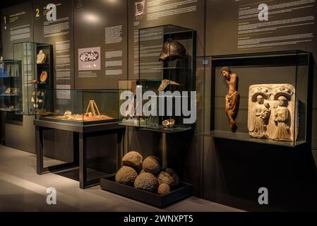 Historische Elemente, die im Stadtmuseum von Llívia (Cerdanya, Girona, Katalonien, Spanien, Pyrenäen) ausgestellt sind, ESP: Elementos Históricos en un museo Stockfoto