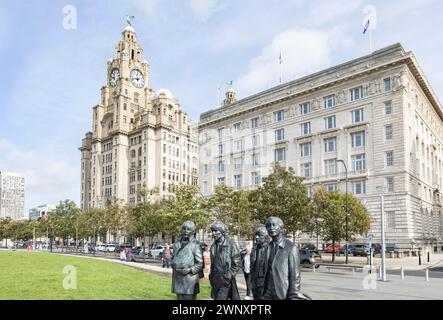 Liverpool, vereinigtes Königreich, 16. Mai 2023 Beatles Monument vor dem Liverpool Museum und dem Port of Liverpool Building Stockfoto