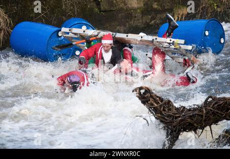 26/12/17 die Wettkämpfer trotzen den Eisbedingungen, als sie über ein Wehr auf dem Derwent stürzen, kurz vor dem Ende des Matlock Bath Floß Race in Derbyshi Stockfoto