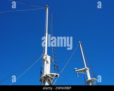 Ein Mast, eine vertikal stehende Struktur auf einem Schiff, das von Spangen gestützt wird, die sogenannten Watt, Teil der Segelrüstung auf Segelbooten. Sport Stockfoto