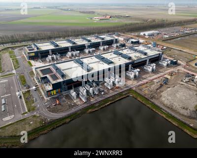 Luftaufnahme eines großen Rechenzentrums in Noord Holland, Niederlande Stockfoto