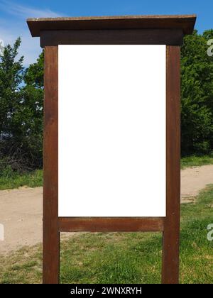 Leerer weißer rechteckiger Pylonständer auf unbefestigtem Waldweg. Leeres Feld für Werbung, Werbemockup. Transparentes Banner für Leinwandrahmen Stockfoto