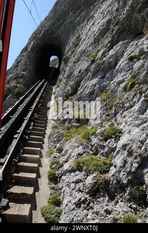 In der Schweiz wichtigste touristische Attraktion: das Reisen mit dem stärksten Anstieg der Zahnradbahn der Welt mit bis zu 48% Grad bei Pilatus auf Lak mount Stockfoto