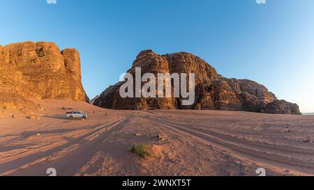 Wüstenlandschaft bei Sonnenuntergang in Wadi Rum, Jordanien. Stockfoto