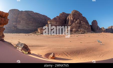 Wüstenlandschaft bei Sonnenuntergang in Wadi Rum, Jordanien. Stockfoto