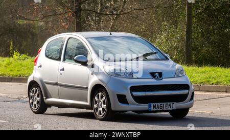 Milton Keynes, UK-Mar 4th 2024: 2011 Silber Peugeot 107 Auto fährt auf einer englischen Straße Stockfoto