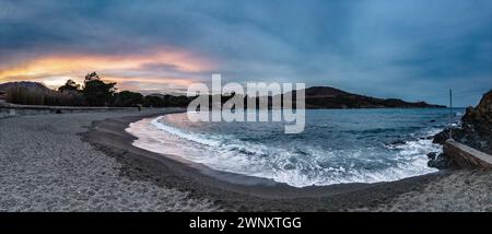 Vue Panorama de la plage de Paulilles en hiver au coucher du soleil Stockfoto