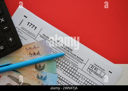 Indonesisches Steuerformular 1771 Körperschaftsteuerpflichtige jährliche Einkommensteuererklärung mit Stift liegt auf der Tabelle des Wirtschaftsprüfers Stockfoto
