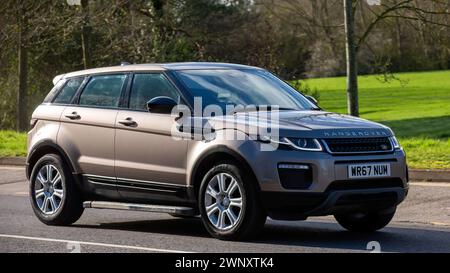 Milton Keynes, Großbritannien-4. März 2024: 2017 Range Rover Evoque auf englischer Straße Stockfoto