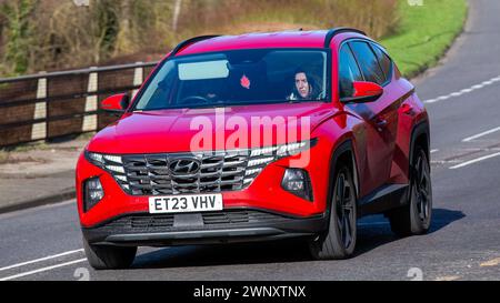 Milton Keynes, UK-Mar 4th 2024: 2023 rotes Hybrid-Elektroauto Hyundai Tucson, das auf einer englischen Straße fährt Stockfoto