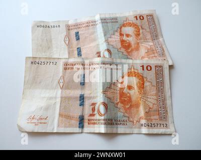 Die konvertibilna marka bosnische konvertibilna ist die Landeswährung von Bosnien und Herzegowina. Zwei zerknitterte gebrauchte Banknoten in Stückelungen von Stockfoto