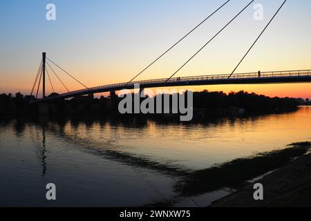 Fußgängerbrücke des Heiligen Irinej über den Fluss Save. Die längste Fußgängerbrücke Europas befindet sich zwischen Sremska Mitrovica und Macvanska Stockfoto