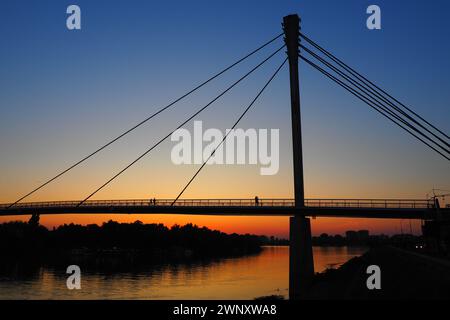 Fußgängerbrücke des Heiligen Irinej über den Fluss Save. Die längste Fußgängerbrücke Europas befindet sich zwischen Sremska Mitrovica und Macvanska Stockfoto