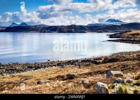 Blick auf die Küste und die Küste in Richtung Gruinard Bay mit schneebedeckten Bergen im Hintergrund, vom Aussichtspunkt entlang der A832 Straße, nahe der zweiten Küste Stockfoto