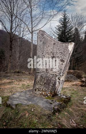 Obelisk zum Gedenken an die polnische Militäreinheit, die 1963 die Straße baute. Bieszczady Mountains. Ostkarpaten, Polen. Stockfoto