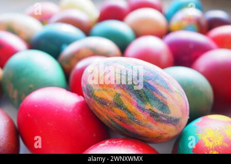 Bunte Ostereier. Gekochte Hühnereier mit roten, rosa, blauen, grünen, gelben, orangefarbene und braune Muscheln. Großes Ei mit Filzstiften bemalt. Stockfoto