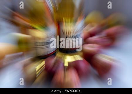 Ein Zoom-Hintergrund mit Flaschen mit Vintage-Cidre, umgeben von Äpfeln. Stockfoto