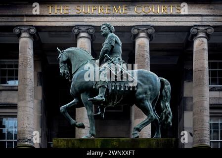 Die Reiterstatue von Karl II. Verkleidet als römischer Kaiser vor den Obersten Gerichten auf dem Parliament Square in Edinburgh, Schottland, Großbritannien. Stockfoto
