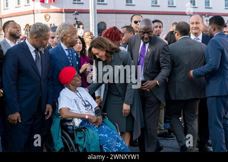 Selma, Vereinigte Staaten Von Amerika. März 2024. Selma, Vereinigte Staaten von Amerika. März 2024. US-Vizepräsidentin Kamala Harris, Mitte, spricht mit der Bürgerrechtlerin Annie Pearl Avery, rotes Kopftuch, Reverend Al Sharpton, links, und Anwalt Ben Crump, richtig, bevor er einen symbolischen Spaziergang über die Edmund Pettus Bridge macht, um den 59. Jahrestag des blutigen Sonntagswahlrechts märz, 3. März 2024, in Selma, Alabama. Beschreibung: Handout Des Weißen Hauses/Foto Des Weißen Hauses/Alamy Live News Stockfoto