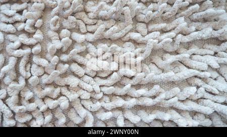 Nahaufnahme eines langen Haufens auf dem Teppich in Beige oder Grau. Rutschfeste Badvorleger oder Toilette. Langer Teppich. Zecken in Teppichen Stockfoto