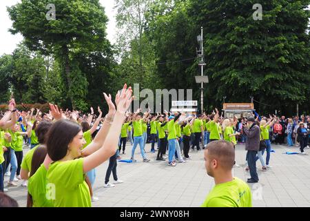 Sremska Mitrovica, Serbien, 19. Mai 2023 Ball der Absolventen von Schulen und technischen Schulen auf dem zentralen Platz. Die Jugend spielt einen kollektiven Tanz Stockfoto