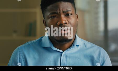 Porträt traurig enttäuscht afroamerikanischer Geschäftsmann ethnischer Mann Büroangestellter Executive Manager Manager Angestellter Blick auf die Kamera in Innenräumen schlechtes Ergebnis Stockfoto