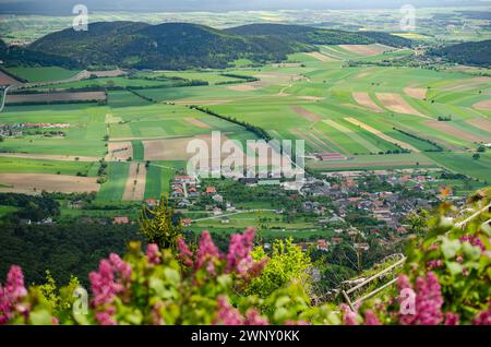 Blick von der Spitze der Hohen Wand, Österreich, einem Bergrücken, ein beliebtes Reiseziel für Touristen, unten in der Ferne können Sie die Dörfer sehen Stockfoto