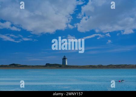 Wood End Leuchtturm mit einsamem Schwimmer in ruhigen Gewässern hinter dem Provincetown Damm Stockfoto