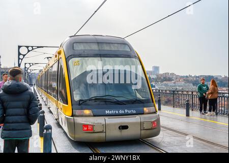 Straßenbahn in der Brücke, PORTO, PORTUGAL Stockfoto