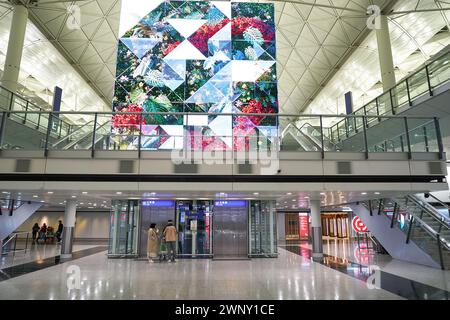HONGKONG, CHINA - 4. DEZEMBER 2023: Innenaufnahme des Internationalen Flughafens Hongkong. Stockfoto