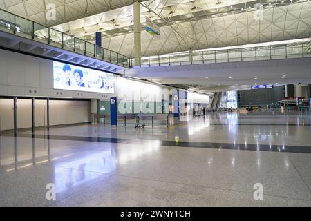 HONGKONG, CHINA - 4. DEZEMBER 2023: Innenaufnahme des Internationalen Flughafens Hongkong. Stockfoto