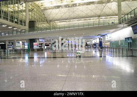 HONGKONG, CHINA - 4. DEZEMBER 2023: Innenaufnahme des Internationalen Flughafens Hongkong. Stockfoto