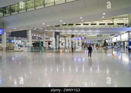 HONGKONG, CHINA - 4. DEZEMBER 2023: Innenaufnahme des Internationalen Flughafens Hongkong. Stockfoto