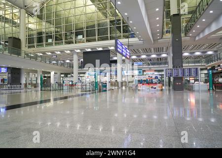 HONGKONG, CHINA - 4. DEZEMBER 2023: Innenaufnahme des Internationalen Flughafens Hongkong. Stockfoto