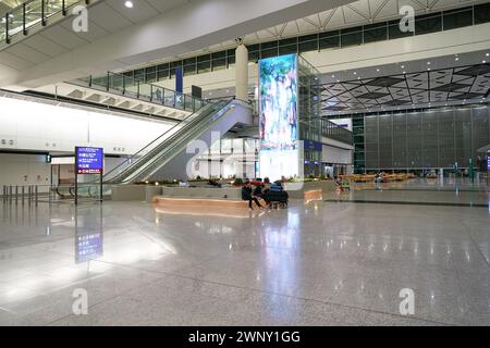 HONGKONG, CHINA - 4. DEZEMBER 2023: Innenaufnahme des Internationalen Flughafens Hongkong. Stockfoto