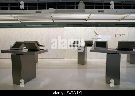 HONGKONG, CHINA - 4. DEZEMBER 2023: Check-in-Schalter der ersten Klasse am internationalen Flughafen Hongkong. Stockfoto