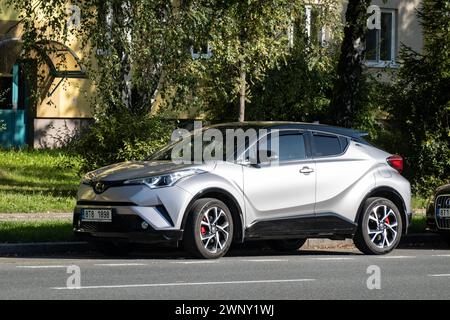 HAVIROV, TSCHECHISCHE REPUBLIK - 12. AUGUST 2023: Toyota C-HR kompakte Crossover parkt auf der Straße Stockfoto