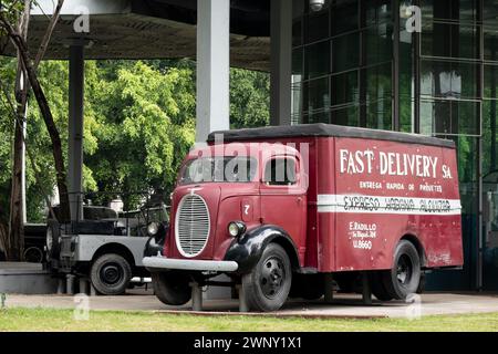 HAVANNA, KUBA - 28. AUGUST 2023: Roter schneller Lieferwagen von Kugeln im Havanna Museum erschossen Stockfoto